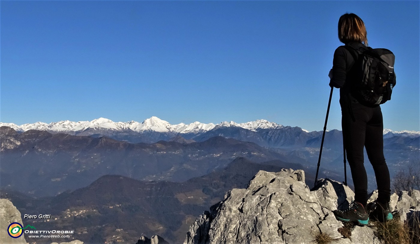 23 Vista panoramica a nord verso le Orobie innevate .JPG -                                